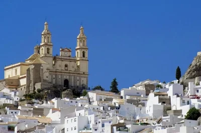 Excursion privée d’une journée de séville à ronda et grazalema. découvrez le puente nuevo, la vieille ville et la culture locale avec un guide passionné. prise en charge à l’hôtel incluse.