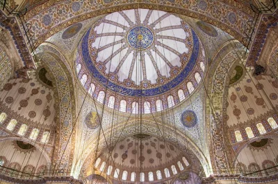 Escursione privata a istanbul con guida. visita hagia sophia, moschea blu e gran bazar in 4 ore. trasferimento da e per il porto incluso.