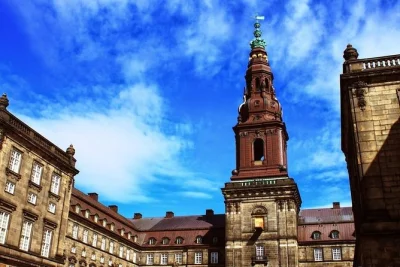 Explora copenhague en un tour privado de 4 horas por la ciudad. visita el palacio de christiansborg, nyhavn, amalienborg y contempla la sirenita. recogida en el puerto incluida.
