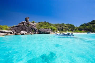 Reserve uma excursão de um dia às ilhas similan com almoço, equipamento de snorkel, transfers e guia especializado. inclui comida halal, esteira de praia e taxas do parque nacional.