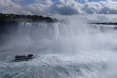 Erlebe die niagara fälle im winter mit lokalem guide, hotelabholung und der cave of the winds tour. alle drei fälle hautnah in kleiner gruppe genießen.