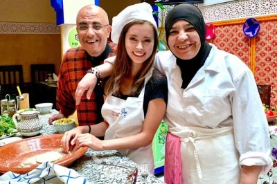 Découvrez un atelier cuisine marocaine dans la médina de marrakech. faites vos courses au marché, cuisinez avec une famille locale et savourez des saveurs authentiques. réservez vite.