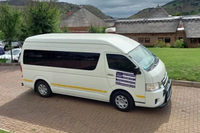 Johannesburg: privater minivan shuttle vom flughafen zum hotel mit persönlichem empfang, gepäckhilfe und lokalem fahrer. jetzt bequem buchen.