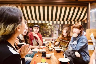 Scopri il quartiere vecchio di hanoi seguendo il profumo del cibo vegan di strada, ascolta storie da una guida locale ed esplora vicoli nascosti che da soli non troveresti. un’esperienza da non perd