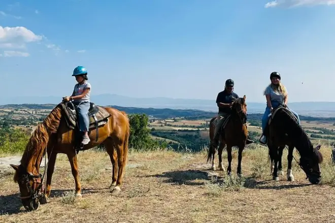 Paseo a caballo cerca de Tesalónica: Granja y campo