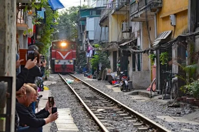 Scopri lo street food di hanoi con una guida locale, poi gusta un caffè a train street mentre passano i treni. include pickup, assaggi e una bevanda con la gente del posto.