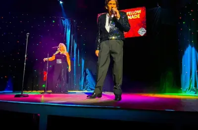 Hommage à Neil Diamond à Myrtle Beach avec chant en groupe