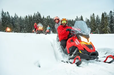 Explora los bosques nevados de zakopane en moto de nieve con un guía local, disfruta de un almuerzo junto a la fogata y recorre senderos en las montañas tatras. incluye equipo y entrenamiento.