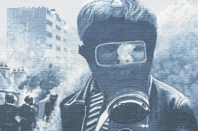 Erkunde derrys westseite in deinem tempo, hör lokale stimmen und entdecke wandbilder, gedenkstätten und versteckte gärten. inklusive offline-audio und karten.