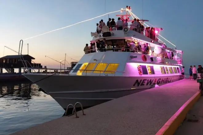 Adriatic Coast Boat Tour: Offshore Platforms & Tastings