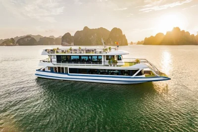 Descubra as ilhas de calcário de halong bay, faça caiaque na caverna luon e visite a caverna surpresa num cruzeiro de luxo. inclui almoço buffet, guia local e transfer do hotel em hanoi.