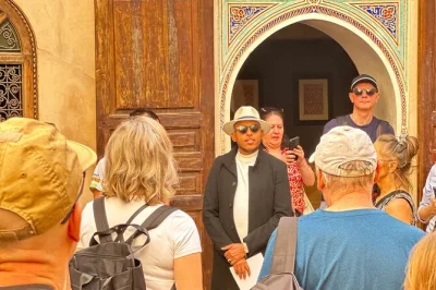 Explorez la vieille médina de marrakech, admirez la mosquée koutoubia et découvrez le palais bahia avec un guide local. eau incluse et choix de langues. réservez vite pour une immersion authentiqu