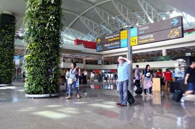 Réservez un transfert privé de l’aéroport de bali jusqu’à votre hôtel à ubud. retrouvez votre chauffeur à la sortie des arrivées, évitez la foule et détendez-vous dans un minivan climati