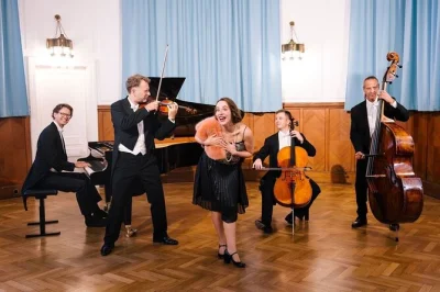 Viva a experiência do concerto amadeus no ehrbarsaal, em viena—valsas de strauss, ritmos dos anos 1920 e uma atmosfera histórica. ingresso incluso, fácil acesso pelo naschmarkt.