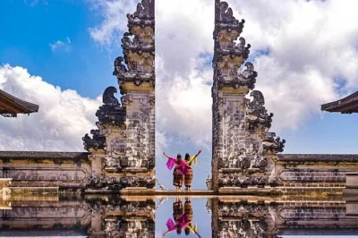 Explore o gate of heaven em bali, o palácio das Águas tirta gangga e o vale de sidemen com guia local. inclui carro privativo, almoço com vista para o rio e traslado do hotel.