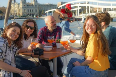 Scopri la costa di barcellona al tramonto con una crociera in catamarano per piccoli gruppi. goditi drink, snack e una cena opzionale preparata da uno chef. prenota ora con pick-up e guida locale.