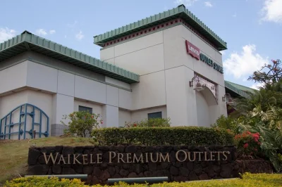 Fahr bequem von waikiki zu den waikele premium outlets mit klimatisiertem shuttle, inklusive hotelabholung. nutze dein digitales vip-heft für extra rabatte.