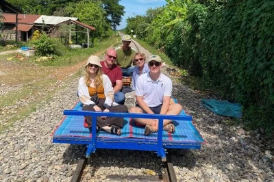 Von siem reap nach battambang: erlebe tuk-tuk-fahrten, den bamboo train, wat banan und den sonnenuntergang bei den fledermaushöhlen. inklusive hotelabholung und lokalem guide.