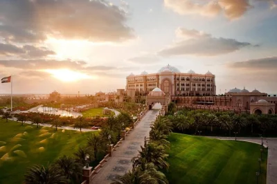 Découvrez la grande mosquée sheikh zayed, le heritage village et yas island lors d’une excursion d’une journée depuis dubaï. transfert hôtel, eau en bouteille et guide local inclus.