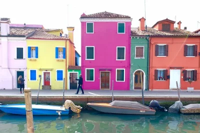 Explore o grande canal de veneza, veja a arte do vidro em murano e as casas coloridas de burano em um passeio privado de barco com guia local. inclui traslado do hotel ou porto.