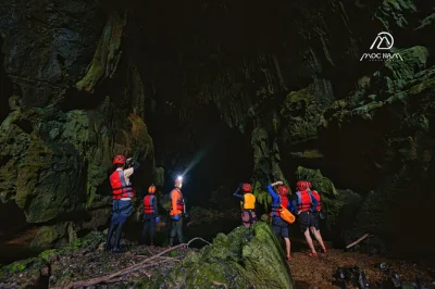 Explore o vale abandonado em phong nha, nade nas águas turquesa da caverna e e acampe sob as estrelas. guia local, refeições e equipamentos inclusos.