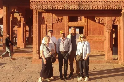Entdecke fatehpur sikri bei einer privaten tour ab agra mit eintritt ohne wartezeit, transfers und erfahrenem guide. erkunde buland darwaza, diwan-i-khas & mehr.