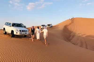 Explorez les dunes rouges près de dubaï en 4x4 privé, testez le sandboard, faites une balade à dos de chameau et profitez de spectacles vivants dans un camp bédouin. transfert hôtel et dîner bb