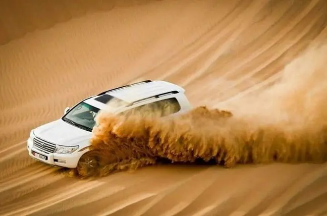 Safari noturno no deserto de Abu Dhabi: Passeio nas dunas e jantar
