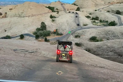 Erlebe die hell’s revenge strecke in moab selbst am steuer deines 4x4, geführt von einem erfahrenen einheimischen. inklusive snacks, wasser und kompletter sicherheitsausrüstung. jetzt fahrzeug buc