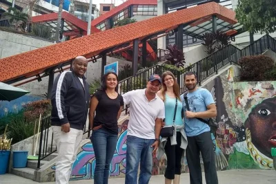 Explore a comuna 13 em medellín com um guia local—grafites vibrantes, passeio no teleférico san javier e as famosas escadas rolantes urbanas. inclui traslado do hotel.