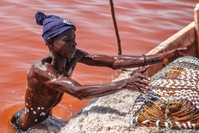 2-day Lac Rose & Lompoul Desert tour from Dakar: Overnight desert stay