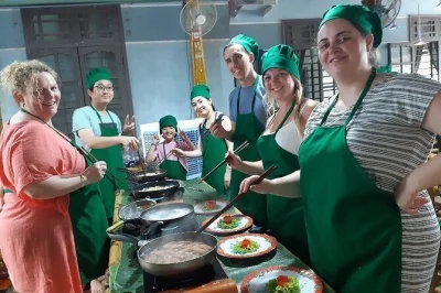 Explore o interior de hoi an com aula de culinária vegetariana, visita ao mercado local e passeio de barco cesto de bambu. inclui transporte, almoço e guia em inglês.