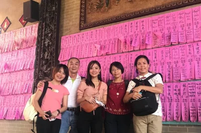 Explore o bairro chinês de saigon de scooter com guia local. conheça mercados, crenças e lendas de fantasmas. inclui traslado, bebidas e capacete.