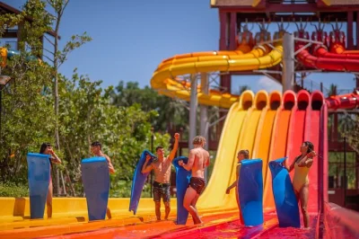 Scopri andamanda water park a phuket con 29 scivoli, aree a tema e ristorante su villaggio galleggiante. biglietto incluso e transfer opzionale per arrivare senza stress.