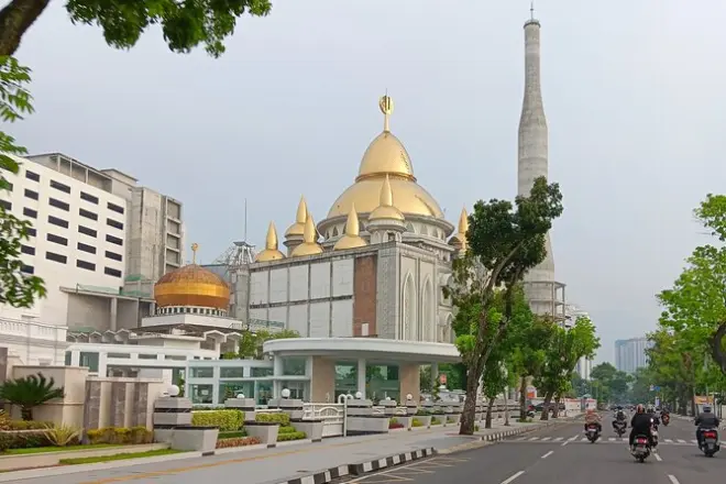 Medan city tour: Markets, mosques and local coffee