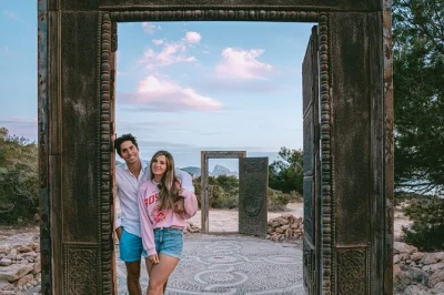 Erkunde ibizas salzfelder, es vedra und das time & space monument bei einer halbtages-tour mit lokalem guide. inklusive abholung, klimatisiertem auto und geheimtipps.