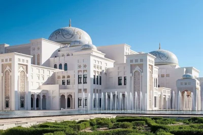 Entdecke qasr al watan, den präsidentenpalast von abu dhabi, mit ticket inklusive. bewundere funkelnde kristalllüster und die beeindruckende kuppel der großen halle.