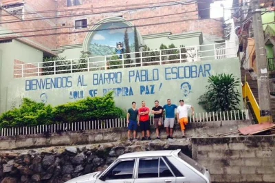 Conheça os locais ligados a escobar em medellín com um guia local, visite o famoso cemitério da cidade e aproveite transporte privado, café e busca no hotel.