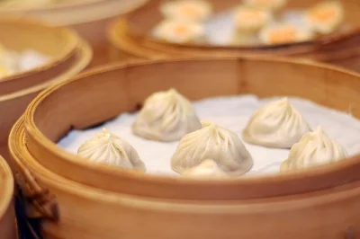 Scopri il bund di shanghai, una crociera esclusiva sul fiume huangpu con posti vip e una cena stellata michelin da din tai fung. include trasferimento hotel e guida locale esperta.
