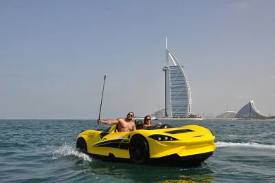 Vivez l’adrénaline d’une balade en jet car à dubai avec vue sur le burj al arab, un guide local expert et des arrêts photos. briefing sécurité et eau inclus. accessible fauteuil roulant.