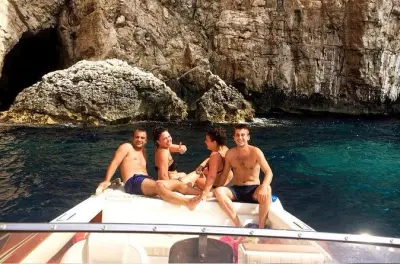 Barco privado en la bahía de Vlora con baño y snorkel incluido