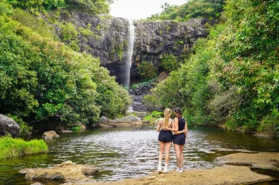 Entdecke die tamarind falls auf mauritius mit einem erfahrenen guide, schwimme unter wasserfällen und genieße lokale snacks. optionaler abholservice ab curepipe für einen entspannten tag.
