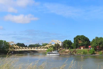 Explorez le pays viticole du delta de californie à votre rythme grâce à un circuit audio autonome. découvrez des histoires locales, visitez des vignobles et flânez dans des villages au bord de l