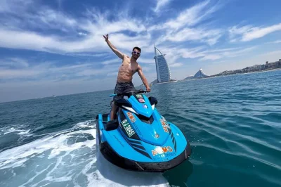 Découvrez dubai en jet ski jusqu’au burj al arab avec un guide local, photos offertes et un copieux petit déjeuner anglais face à la marina. vestiaires, douches et wifi inclus.