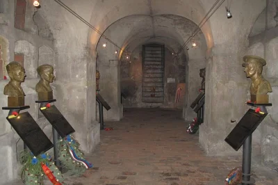 Sigue la ruta de la operación anthropoid en praga con guía local, visita la cripta, la curva del asesinato y pasea por los campos de lidice. incluye coche privado y comentarios en vivo.