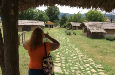 Passeio de um dia em Devil's Town com caminhada na formação rochosa