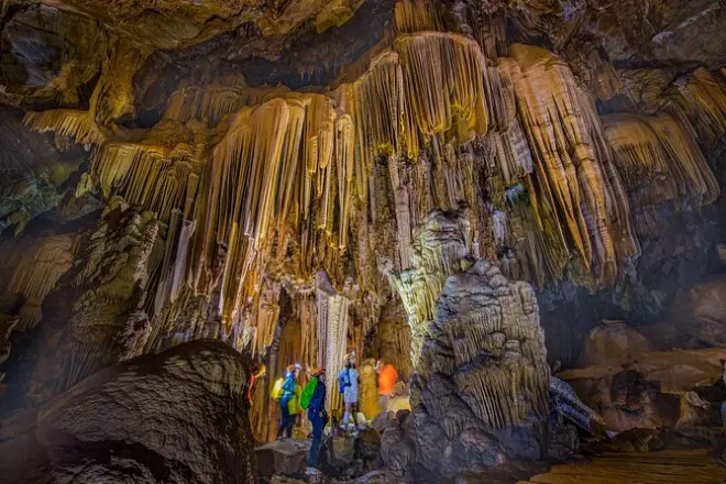 Trek de cuevas Hung Thoong en Phong Nha con campamento en selva