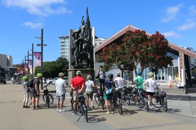 Erkunde wellingtons lebhafte waterfront auf einer geführten ebike-tour, hör ungewöhnliche lokale geschichten und entdecke parlament & te papa. inkl. rad, helm und sympathischem guide.