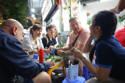 Scopri lo street food di hanoi, impara a preparare il caffè all’uovo e visita il quartiere vecchio con una guida locale. include pick-up, bevande e gruppi piccoli.