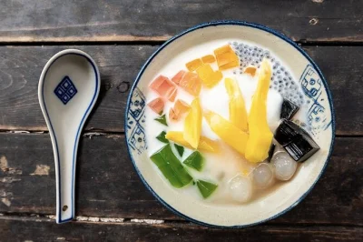 Scopri lo street food di hanoi con una guida locale, assaggia il caffè all’uovo e passeggia per train street. cena inclusa, degustazioni e tour a piedi in piccolo gruppo con esperto.